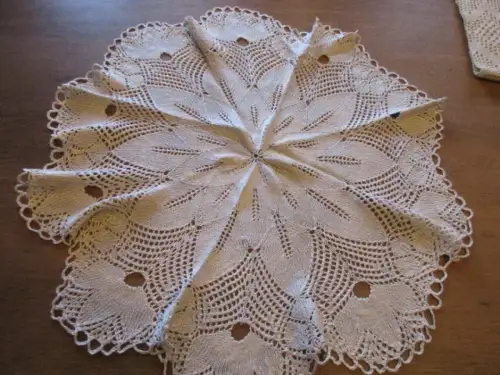 schöne alte   Tischdecke   Ø  58 cm  x  58 cm (  45  )