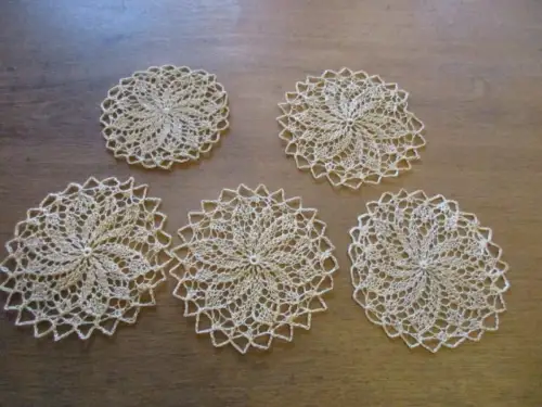 schöne alte   Tischdecke   Ø  15 cm , 13 cm (  49  )