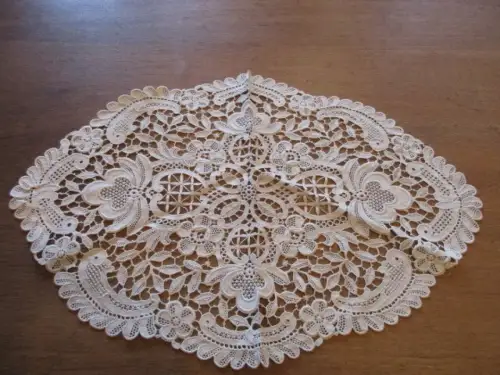 schöne alte   Tischdecke   Ø  48 cm  x  32 cm (  42  )