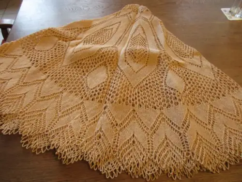 schöne alte   Tischdecke   Ø  140 cm