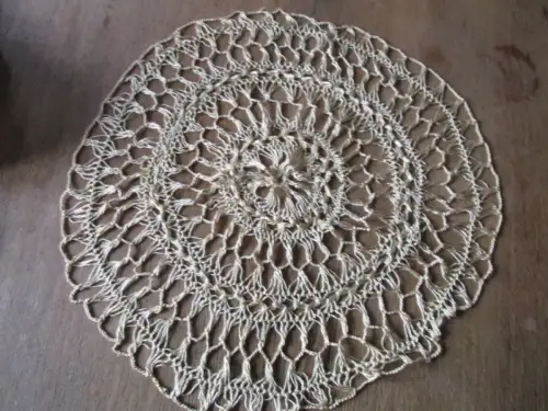 schöne alte   Tischdecke   Ø 40 cm   (  21  )