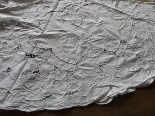 schöne alte   Tischdecke  Ø  150 cm
