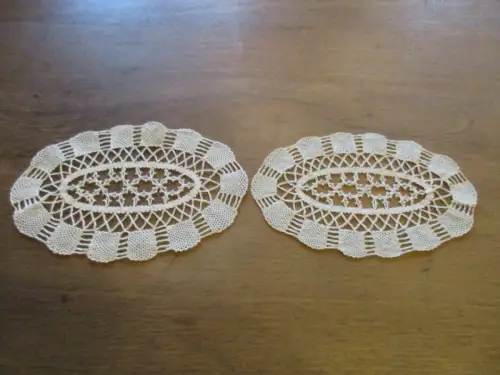 schöne alte  oval Tischdecke   Ø  24 x 15 cm  (  30  )