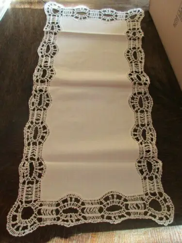 schöner alter Tischläufer mit Häkelspitze ca. 64 x 31 cm