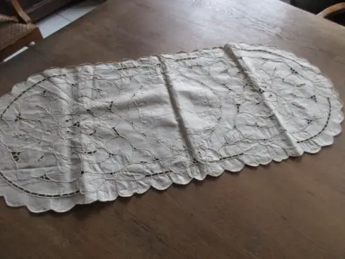 schöne alte   Tischdecke   Ø  87 cm  x  39 cm