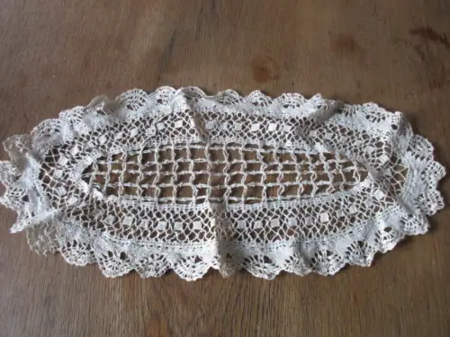 schöne alte   Tischdecke   Ø 33 x 16  cm   (  53  )