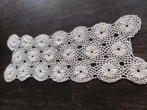 schöner alter Tischläufer gehäkelt Handarbeit 55 x 22 cm 