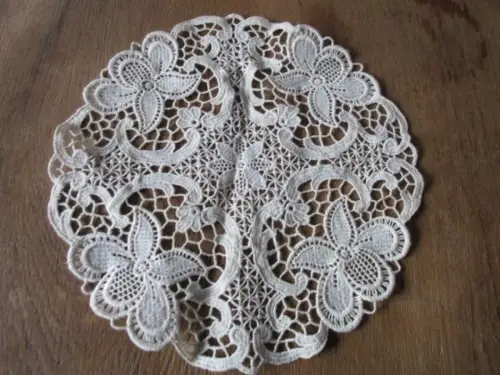 schöne alte   Tischdecke   Ø 20 cm   (  41  )