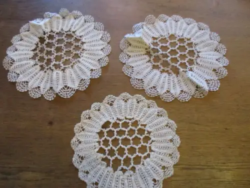 schöne alte runde  Tischdecke rund  Ø 24 cm  (  12  )