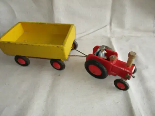 Traktor mit Anhänger Holz mit Figur 