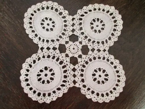 schönes altes Tischdeckchen Häkelspitze  ca. 23 x 23 cm
