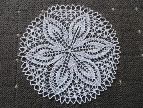 schönes altes Tischdeckchen Mitteldecke rund Handarbeit Häkelei Ø 20 cm