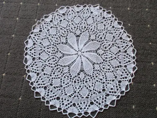 schönes altes Tischdeckchen Mitteldecke rund Handarbeit Häkelei Ø 27 cm