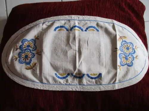 schönes altes Tischdeckchen oval Stickerei Handarbeit 60 x 28 cm 