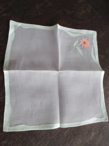 zwei alte Tischdeckchen Tischdecke Tüll? mit Stickerei  24 x 24 cm