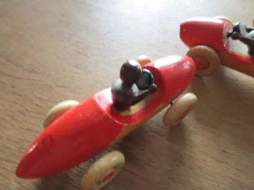 zwei Rennwagen