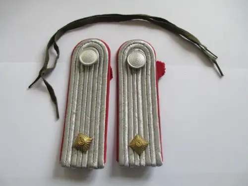 NVA 1 paar Schulterstücke Unterleutnant Panzer