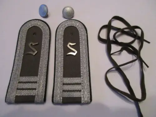 NVA 1 paar Schulterstücke Offiziersschüler 3 RD  Rückwärtiger Dienst  grün