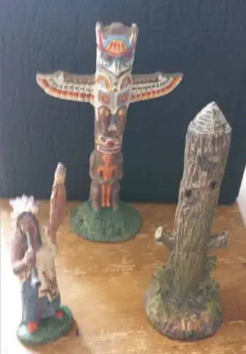 3 alte Elastolin Masse Figuren:  1 Indianer stehend /// 1 Totem /// 1 Marterpfahl
