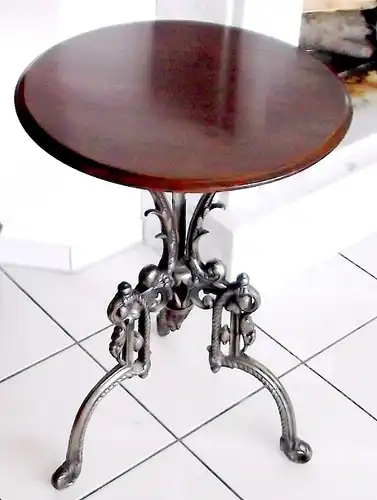 Barock Tisch zw. 1750 - 1770, Fuß aufwendig verziert galvansierter Bronze, Tischplatte mit gelipptem Rand,
sehr schönes Original der Zeit   