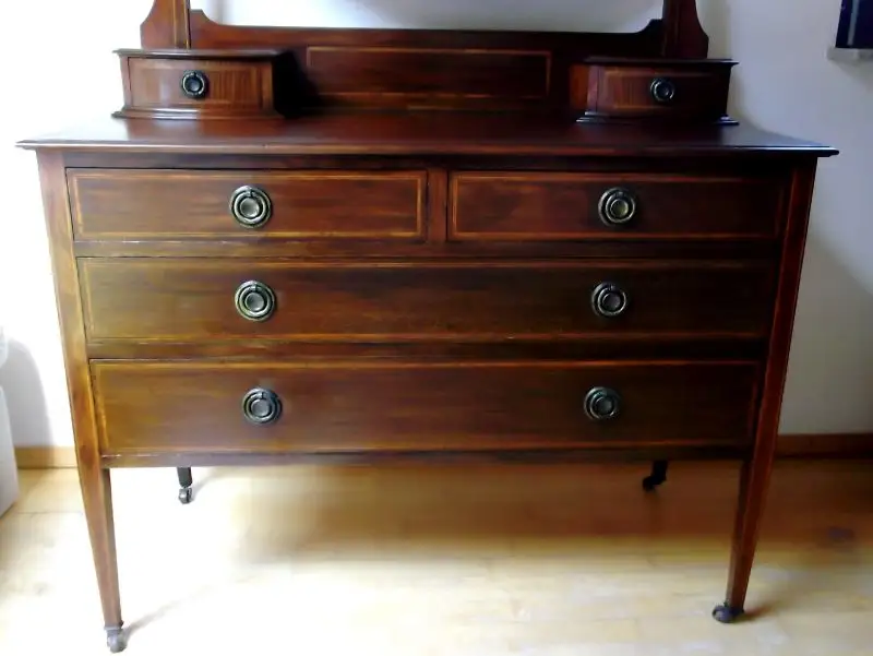 große Spiegelkommode, Friesir - Schmikkommode, um 1900 hergestellt, auf Rollen, Mahagoniholz massiv, ovaler facettierter Spiegel dreh- und abnehmbar.   1