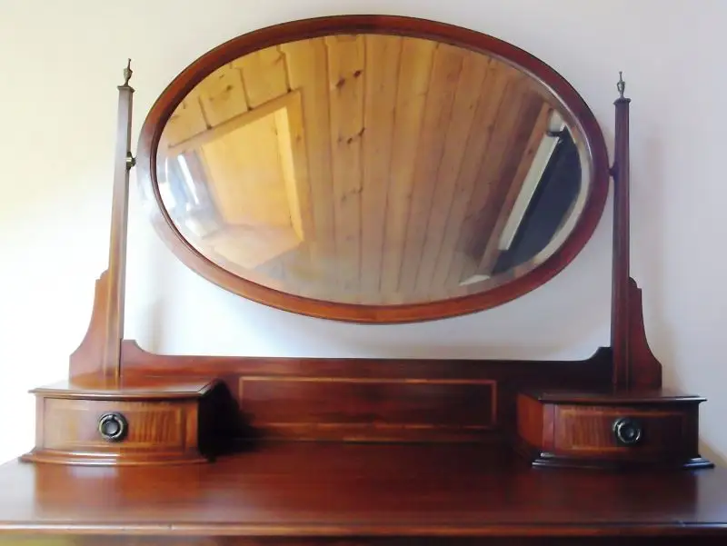 große Spiegelkommode, Friesir - Schmikkommode, um 1900 hergestellt, auf Rollen, Mahagoniholz massiv, ovaler facettierter Spiegel dreh- und abnehmbar.   2