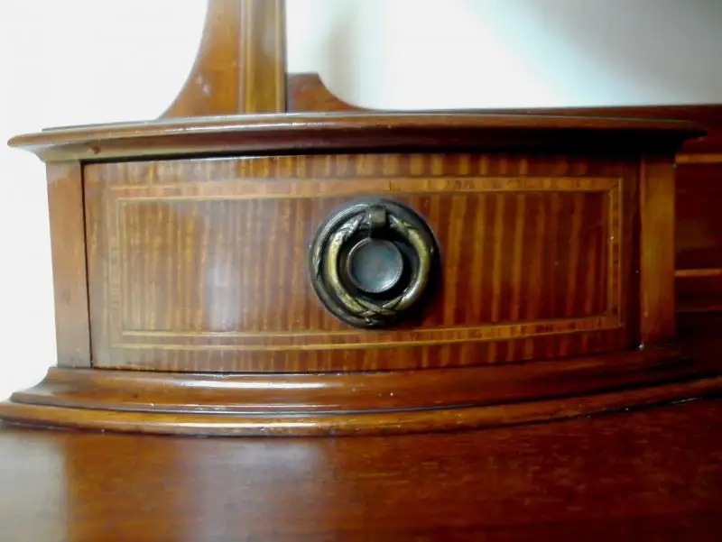 große Spiegelkommode, Friesir - Schmikkommode, um 1900 hergestellt, auf Rollen, Mahagoniholz massiv, ovaler facettierter Spiegel dreh- und abnehmbar.   3