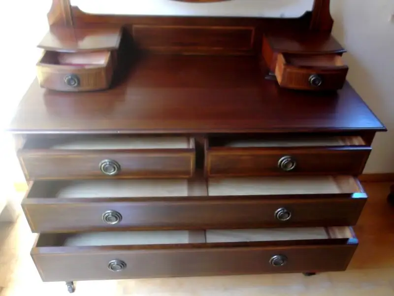 große Spiegelkommode, Friesir - Schmikkommode, um 1900 hergestellt, auf Rollen, Mahagoniholz massiv, ovaler facettierter Spiegel dreh- und abnehmbar.   4