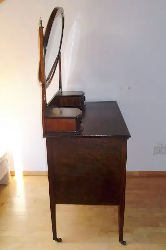 große Spiegelkommode, Friesir - Schmikkommode, um 1900 hergestellt, auf Rollen, Mahagoniholz massiv, ovaler facettierter Spiegel dreh- und abnehmbar.   5