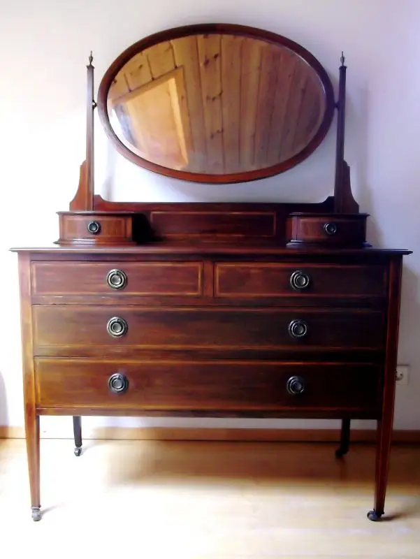 große Spiegelkommode, Friesir - Schmikkommode, um 1900 hergestellt, auf Rollen, Mahagoniholz massiv, ovaler facettierter Spiegel dreh- und abnehmbar.   9