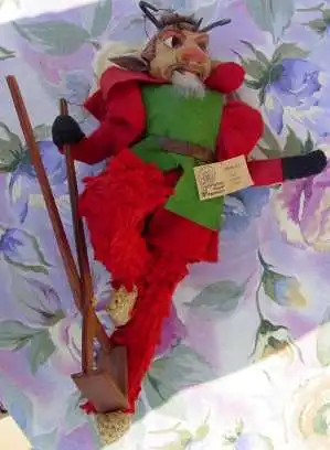 ()  Alte Holz-Figur &quot;Teufel&quot;. Original Vogel-Masken, Offenburg. Aufwendig gestaltete Figur mit geschnitztem Holzkopf u. Holzzange.  