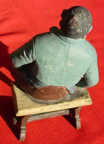Stark reduzierte Bewertung ! (intern ) Sehr alte Terrakotta-Figur um 1900. Sitzender Mann auf Schemel, in Arbeitskleidung, mit schwarzer Kopfbedeckung. Höhe der Figur ca. 20 cm. Marke auf Unterseite des Schemels : BB 4554 \'Vervielfältigung...