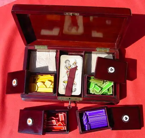 (1018804) Uralte Spiele-Kassette um 1890 ? Wunderschöner, alter Spielekasten mit Inhalt. Massiver, hochpolierter Holzkasten mit Metallzierleisten oben. Außenmaße : ca. 31 cm breit, Höhe ca. 6 cm, Tiefe ca. 17,5 cm. Verschließbarer Deckel.... 1