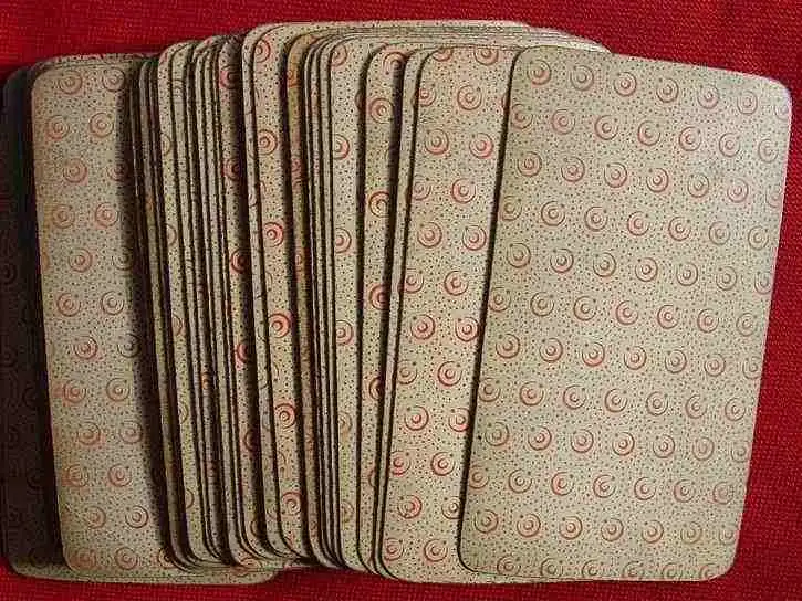 (1018804) Uralte Spiele-Kassette um 1890 ? Wunderschöner, alter Spielekasten mit Inhalt. Massiver, hochpolierter Holzkasten mit Metallzierleisten oben. Außenmaße : ca. 31 cm breit, Höhe ca. 6 cm, Tiefe ca. 17,5 cm. Verschließbarer Deckel.... 4