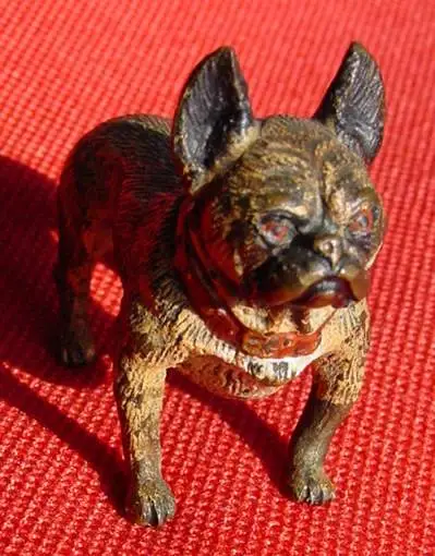 (1037245) Kleiner, bemalter Hund mit rotem Halsband. Vermutlich WIENER BRONZE.
 0