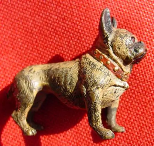 (1037245) Kleiner, bemalter Hund mit rotem Halsband. Vermutlich WIENER BRONZE.
 1