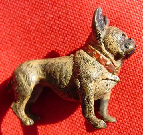 (1037245) Kleiner, bemalter Hund mit rotem Halsband. Vermutlich WIENER BRONZE.
