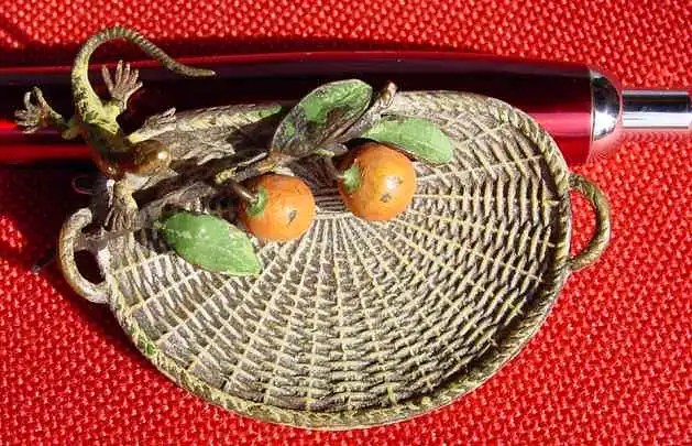 (1037246) Hbscher, kleiner Obstkorb mit Orangen und einer kleinen Eidechse am Rand. Vermutlich WIENER BRONZE. 
 0