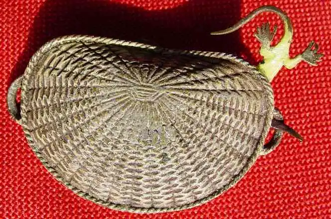 (1037246) Hübscher, kleiner Obstkorb mit Orangen und einer kleinen Eidechse am Rand. Vermutlich WIENER BRONZE. 
 1