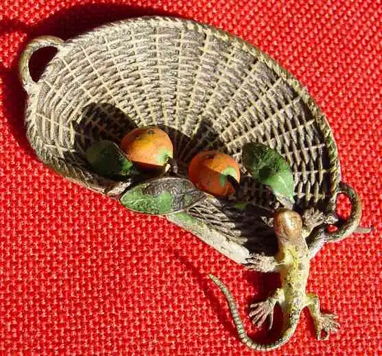 (1037246) Hübscher, kleiner Obstkorb mit Orangen und einer kleinen Eidechse am Rand. Vermutlich WIENER BRONZE. 
 2