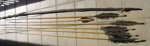 ! Achtung VOR einer Bestellung akzeptieren : Versandkosten ab Euro 35,00 w/ Übergröße !  Siehe bitte Beschreibung und weiteres ... VOR einem Kauf (intern ) Sechs alte Pfeile u. 1 Jagd-Bogen aus den 1930-er Jahren ? Südsee ? 