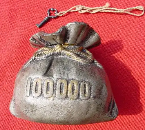 (1019505) Uralte, schwere Metall-Spardose in Form eines Geldsackes 
