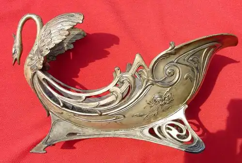 (1019508) Sehr alte Metall-Schale in Form eines Schwanes. 1904. Gewicht ca. 1,24 kg.
