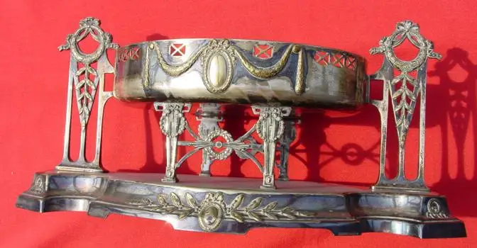 (1019509) Alte Jugendstil-Schale aus Metall mit herrlichen Verzierungen. Gewicht ca. 1,6 kg. 
 0