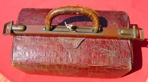 (1019552) Alte Ledertasche um 1900, mit verschließbaren Metall-Seitenbügeln 
