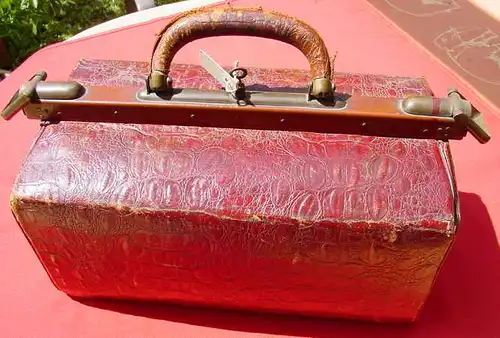 (1019552) Alte Ledertasche um 1900, mit verschließbaren Metall-Seitenbügeln 
