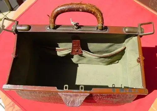 () Alte Ledertasche um 1900, mit verschließbaren Metall-Seitenbügeln 
