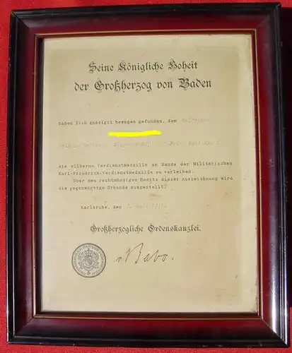 () Original-Urkunde. Silberne Verdienstmedaille BADEN 1915 in Holzrahmen