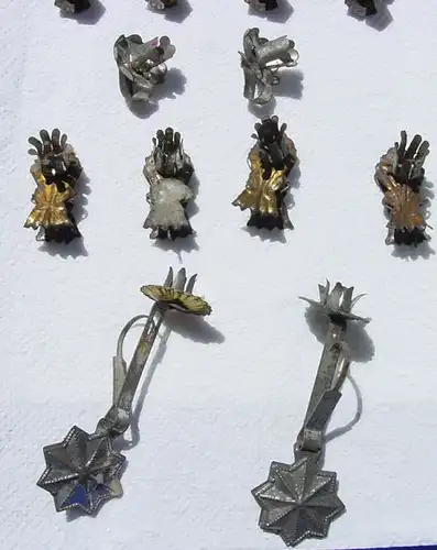 () Sehr alter Christbaumschmuck aus Metall (Blech), 46 Teile, um 1900 ? Siehe bitte Bilder u. Beschreibung

