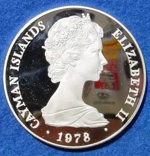 () Cayman-Inseln. 25 Dollars 1978. Motiv Salbgefaess. Muenze 925er Silber. Kroenungs-Jubilaeum